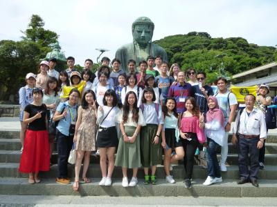 課外授業（鎌倉見学）での参加留学生、YNU学生サポーターとボランティアガイドの皆さん