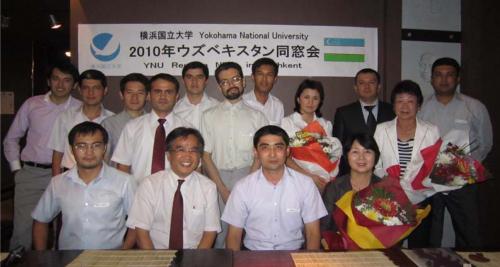 タシケント（ウズベキスタン）での同窓会（前列右から2人目が初代ウズベキスタンＹＮＵ同窓会長に選ばれたシェルマトフ・ウフベックさん）
