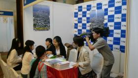 ベトナム国営テレビが取材に来た横浜国大のブース(ホーチミン会場)