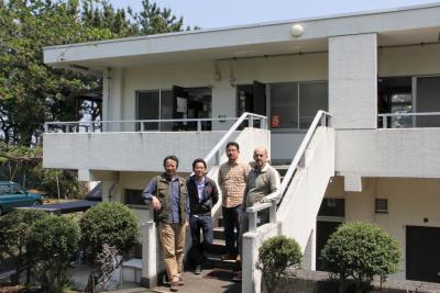 センターにて記念写真(提供: 下出准教授)