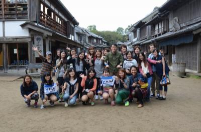 房総のむらの古い日本の町並みの中で記念撮影 Commemorative photo in the old Japan scenery of Boso-no mura