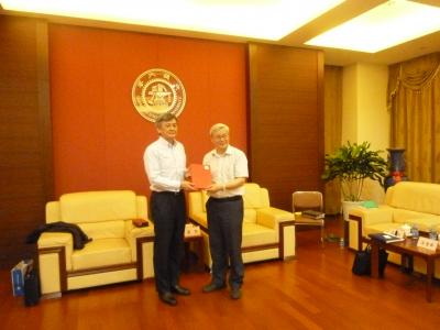 記念品を交換する呉旦副学長(右)と長谷部学長(左)