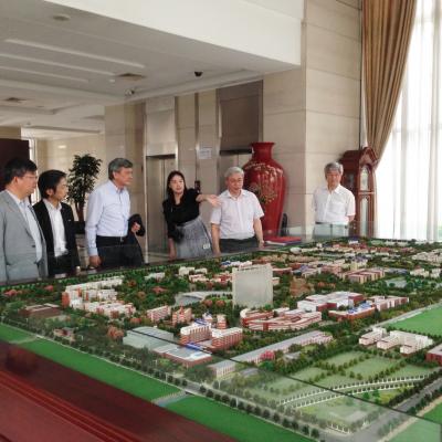 模型を前に呉旦副学長から上海交通大学のキャンパスについて説明をしていただきました