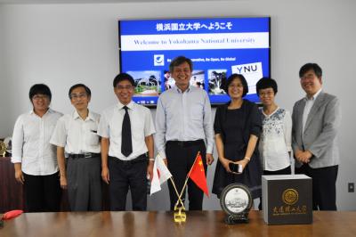 記念撮影、長谷部学長(中央)向かって右隣の張瑛先生は本学の同窓生です。