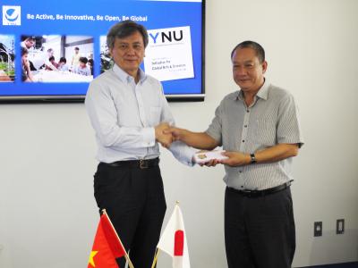 左)長谷部学長 右)Tran Van Quang 教授