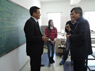 新モンゴル工科大学ガンゾリク学長(左)の説明を聞く長谷部学長1