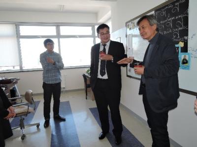 新モンゴル工科大学ガンゾリク学長（左）の説明を聞く長谷部学長2