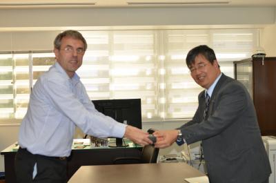 左)Prof.Eryk Dutkiewicz 右)中村理事