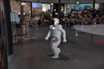 「ASIMO（アシモ）」のショ－の一幕