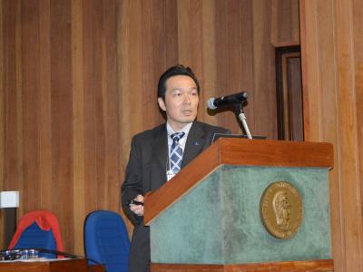 Associate Prof. Hirakawa, Giving a Presentation