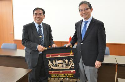 左）Satria Bangsawan経済経営学部長　右）金子教授