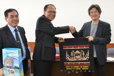 From the left, Dean Satria Bangsawan, President Hasriadi Mat Aki, Dean Negami