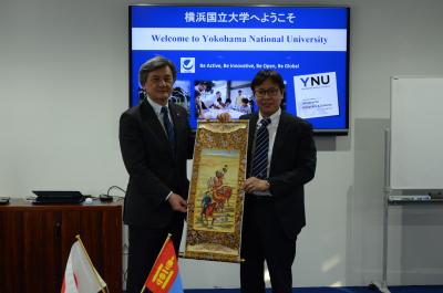 左)長谷部学長 右)ナランバヤル校長