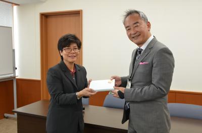 左)Hempongsopa国際・広報部長 右)森田経営学部長