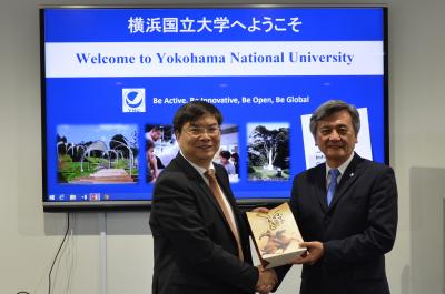 左)赵副学長、右)長谷部学長