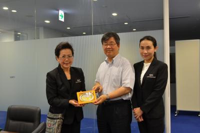 左)Sukharomana副学長 中央)中村理事 右)Bejrananda教授