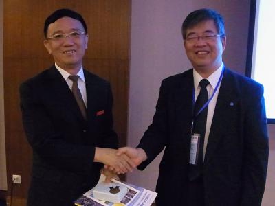 記念品贈呈 左)畢学長補佐 右)中村副学長・理事