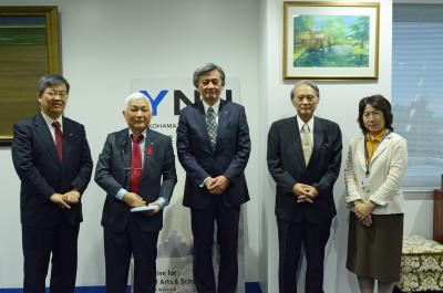 記念撮影 左から2番目)タチバナ教授 中央)長谷部学長