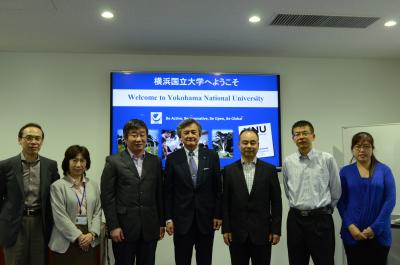 胡祥培教授(左から３人目)、長谷部学長（中央）、王旭坪教授（右から３人目）、孫准教授（右端）