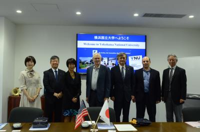 記念撮影 中央)Julian Jones学長補佐 右から3番目)長谷部学長 右から2番目)Karol准教授