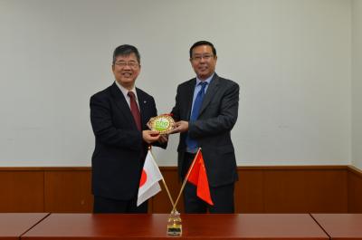 左)中村理事 右)張副学長