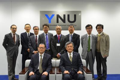 記念撮影 前列左)徐講座教授 前列右)長谷部学長