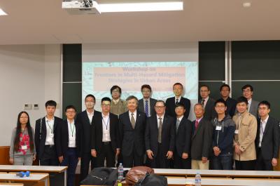 記念撮影 左から、さくらサイエンスプランで本学訪問中の学生達、長谷部学長(6人目)、講演者、本学教授陣