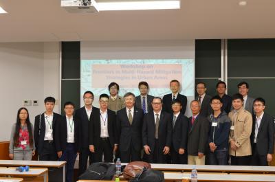 Students from China, President Hasebe (6th from the left), Keynote Lecturers