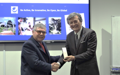 Peña副学長(左) 長谷部学長 (右)