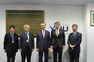 (左から) 梅澤副学長、福富工学研究院長、Lee教授、長谷部学長、中村理事