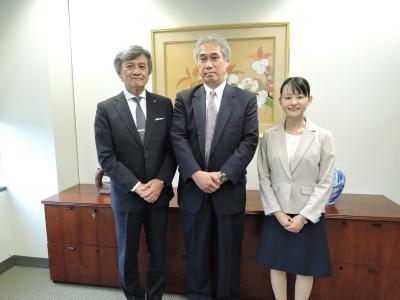 左から 長谷部学長、内山総領事、増田係員