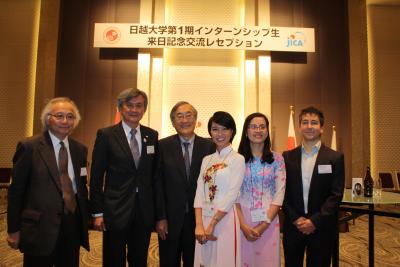 (左から)松井教授、長谷部学長、古田日越大学長、イェンさん、ゴックさん、ソーントン教授