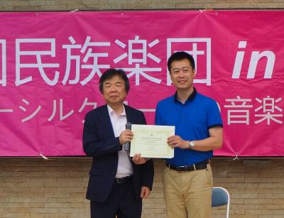 感謝状贈呈 右)袁瑋団長 左)高木副学長