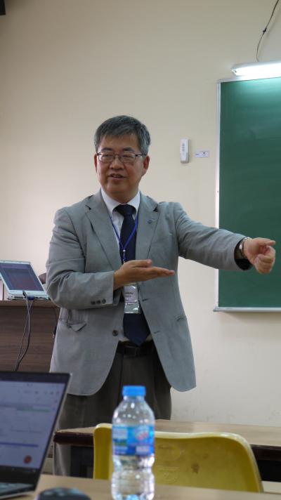 報告の様子(中村理事・副学長)