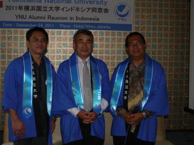 前同窓会長（左）、鈴木学長（中央）、新同窓会長（右）で記念撮影