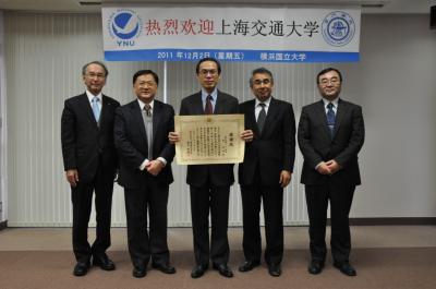 　陳剛上海交通大学副学長（左から2番目）からも祝福を受ける徐浩源教授（中央）