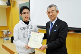 一位に選ばれた渡辺さん(左)