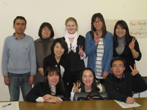 プレゼンテーションを行った学生と担当教員　奥野由紀子准教授（前列と後列の間）と金庭久美子非常勤講師（後列左から2番目）