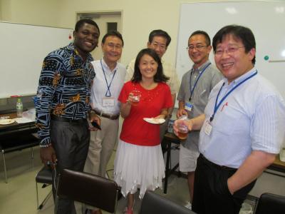 後列左から、伊藤氏、有馬教授、吉田教授、溝口副学長