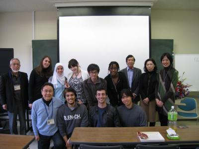 留学生へ様々な支援くださる市民ボランティアの方々、鷲見講師、山森講師、清水講師、発表者の留学生(奥野准教授は写真撮役)