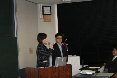 台湾大学音楽學研究所教授・前国際学術交流中心主任 沈冬教授と長谷川准教授(英通訳)