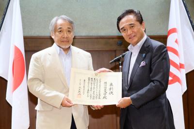 左:小池治地域実践教育研究センター長、右:黒岩祐治神奈川県知事