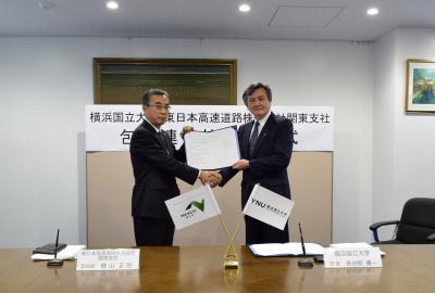 調印後の横山支社長(左)と長谷部学長(右)