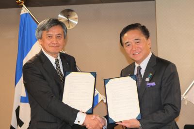 握手を交わす黒岩祐治知事(右)と長谷部学長(左)