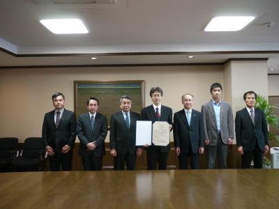 鈴木学長、西野教授(中央)を囲んで記念撮影。