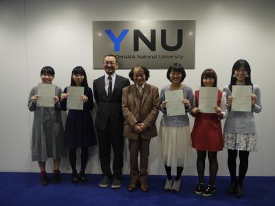 小野室長(副学長)(中央右)、福榮障がい学生支援室専任講師(中央左)と新たに誕生した5名のキャンパス・サポーター(障がい学生支援)