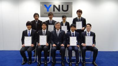 表彰式終了後に学長を囲んで記念撮影