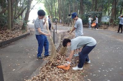 キャンパス内の清掃風景