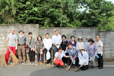 大学職員と連合町内会との集合写真（中央学長）