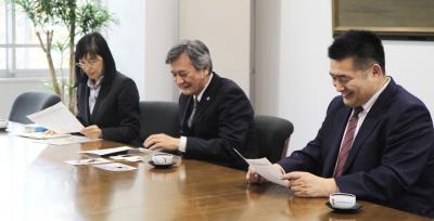 左から 齋藤施設部長、長谷部学長、木村教授